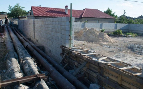 В частном секторе Мариуполя впритык к домам жителей строят рынок (ФОТО)