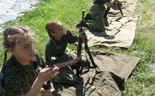На Донетчине боевики учат детей стрелять из крупнокалиберного оружия и автоматов Калашникова