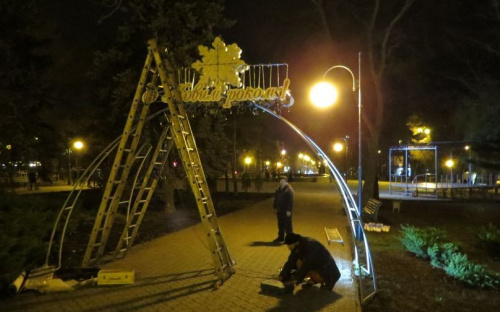 Мариуполь к Новому году украшают новыми светящимися объектами (ФОТО)