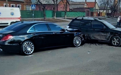 Авария в Мариуполе: на перекрестке столкнулись три автомобиля