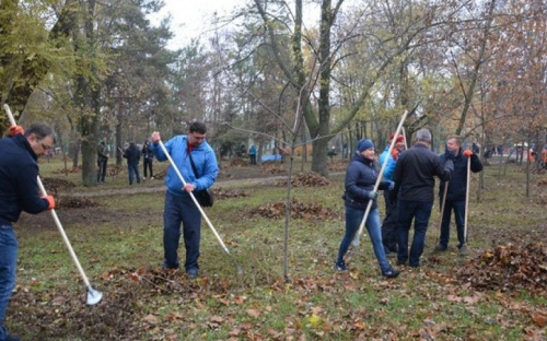 Второй осенний общегородской субботник в Мариуполе собрал свыше 13 тысяч человек (ФОТО)