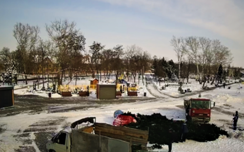 В Мариуполе разобрали футуристическую елку