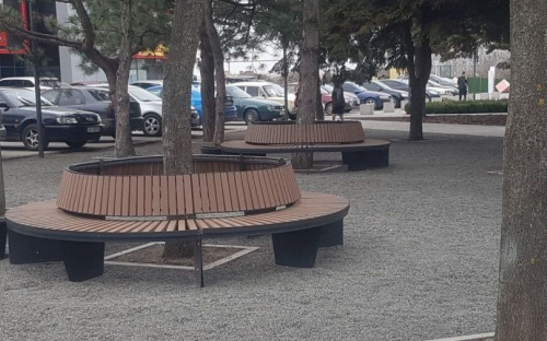 В центре Мариуполя вокруг деревьев установили современные скамейки