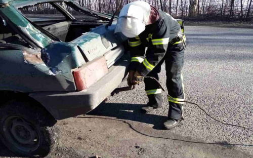 На Донетчине спасатели доставали из кювета автомобиль