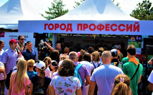 В Мариуполе стартовал День металлурга: какие локации стоит посетить (ФОТО)