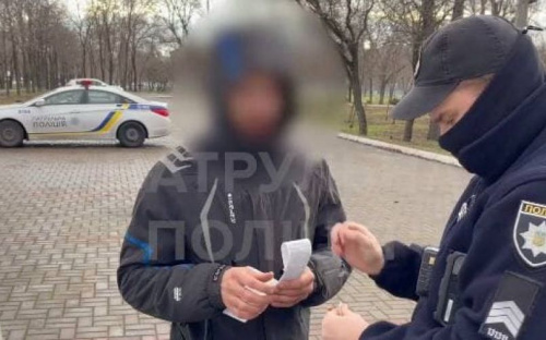 Видео очевидца опасного маневра на дороге Мариуполя помогло поймать нарушителя ПДД