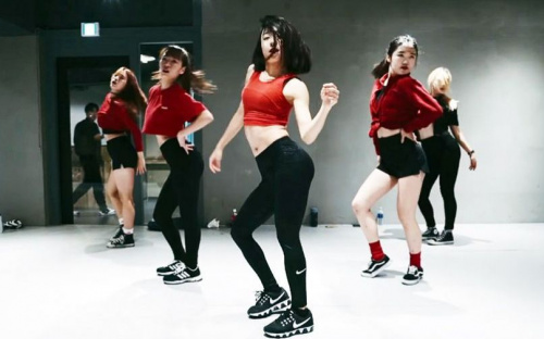 K-POP на публике: мариупольцев приглашают станцевать по-южнокорейски (ВИДЕО)