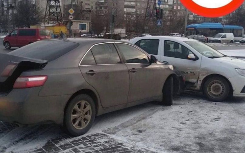 В Мариуполе сбили пешехода, а два авто не поделили перекресток