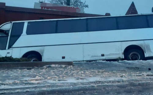 Пассажирский автобус Мариуполь – Харьков слетел с дороги и въехал в каменный забор