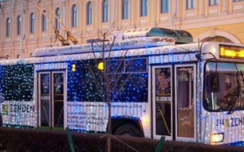 Хористы Мариуполя споют колядки в Рождественском троллейбусе