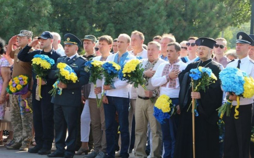 Мариупольцы в День Независимости принесли цветы Великому Кобзарю (ФОТОФАКТ)