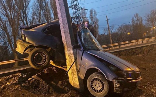 В Мариуполе иномарка врезалась в столб, водитель госпитализирован