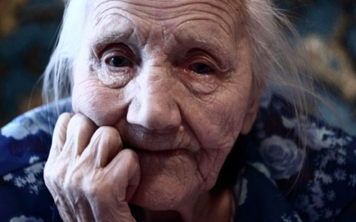 Мариупольские полицейские спасли 95-летнюю старушку (ВИДЕО)