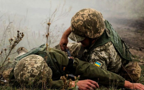 На Донбассе стреляли из запрещенного оружия. Ранен украинский боец