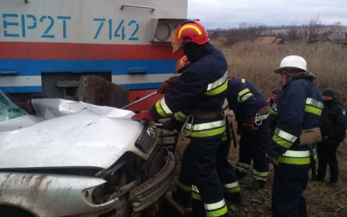 На Донетчине «Audi» попала под электричку. Водитель погиб (ДОПОЛНЕНО)