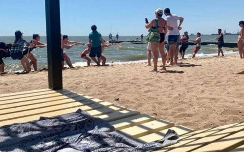 В Мариуполе отдыхающих на матрацах отнесло в море на сотни метров