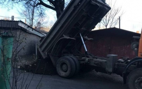 Жителям мариупольского ОСМД помогают благоустроить двор