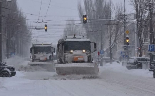 За ночь на дорогах Мариуполя использовали 121 тонну посыпочного материала