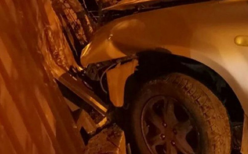 В Мариуполе водитель врезался в забор и сбежал с места аварии