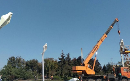 В Мариуполе на площади Свободы и Мира установили колокол и символических птиц