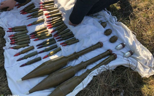 В ходе учений в «заброшке» на Донбассе нашли тайник боевиков