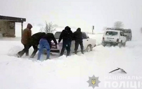 Полиция перекрыла дороги от Мариуполя в Запорожскую область из-за заносов (ФОТО+ВИДЕО)