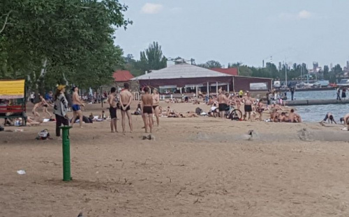 Выходные на мариупольских пляжах: на побережье города отдохнули до 14 тысяч человек