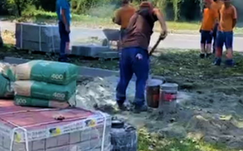 В Мариуполе обновляют тротуар по пути к морю