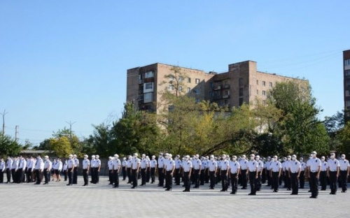 В Мариуполе 125 курсантов ДЮИ получили первые погоны