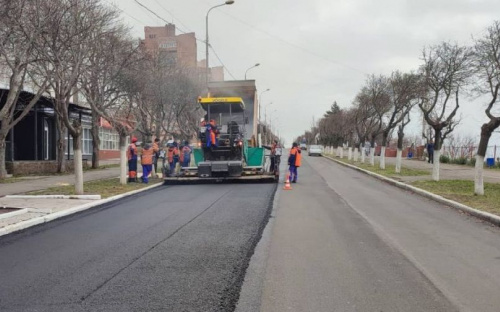 Где в Мариуполе ремонтируют дороги и обустроили тротуар
