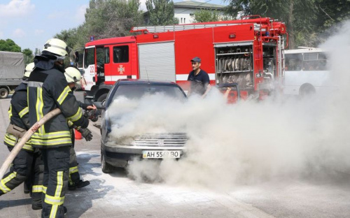 В Мариуполе на Зелинского горел автомобиль «Pego» (ФОТО)