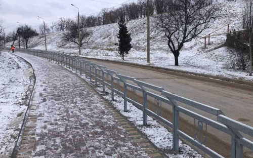 В Мариуполе на спуске к морю обустроили пешеходную зону