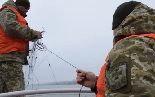 В Азовском море пограничники обнаружили 2000 метров сетей (ФОТО)