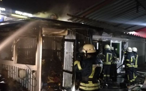 Ночной пожар: на мариупольском рынке пострадал мужчина