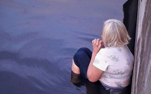 В Мариуполе женщина провела ночь в холодной реке