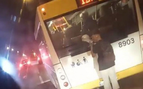 В Мариуполе парень на роликах стал «прицепом» автобуса (ВИДЕО)