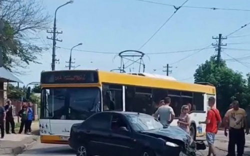 В Мариуполе столкнулись автобус, легковушка и грузовик: заблокировано движение транспорта