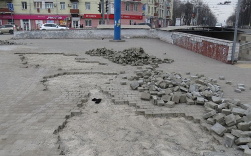 Брак не принимаем: На главной площади Мариуполя заменят всю уложенную плитку? (ФОТО)