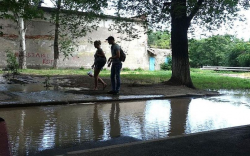 Аварийный порыв водопровода в Мариуполе: вода заливает двор многоэтажки (ФОТОФАКТ)