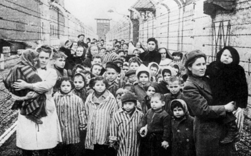 Мариуполь вспоминает жертв Холокоста. За годы нацисткой оккупации на Донетчине уничтожили 30 тысяч евреев