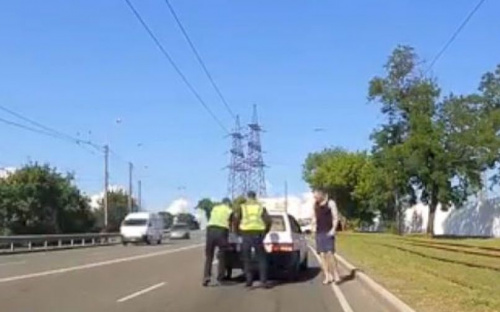 В Мариуполе патрульные толкали сломанный автомобиль по оживленной дороге