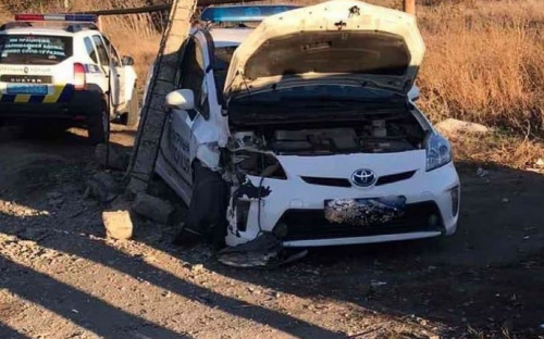 В мариупольском поселке полицейский автомобиль врезался в бетонный столб