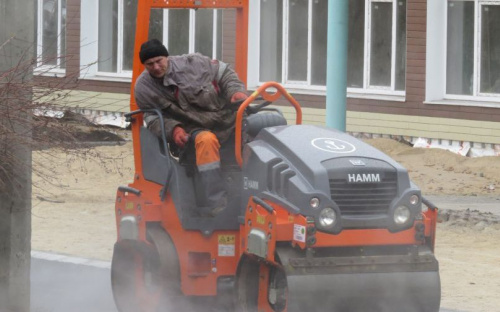 В Мариуполе дождь не остановил работу по асфальтированию дороги у школы №66 (ФОТО+ВИДЕО)