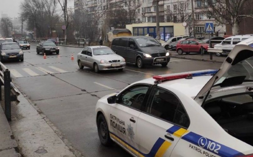 В Мариуполе на «зебре» машина сбила женщину с ребенком: мальчик госпитализирован