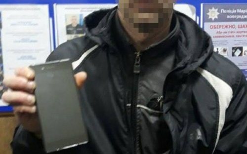 В Мариуполе бросок телефона в снег привел к погоне с захватом (ФОТО) 