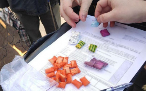 Прятал пакеты с наркотиками в неприметных местах: в Мариуполе поймали закладчика (ФОТО)