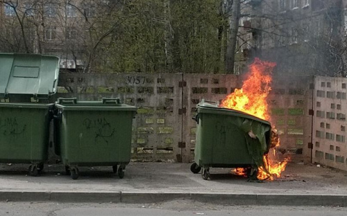 На улицах Мариуполя вандалы уничтожили 22 новых мусорных евроконтейнера (ФОТО)