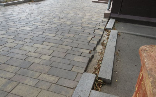 У городского лицея в центре Мариуполя рассыпается кладка нового тротуара (ФОТОФАКТ)