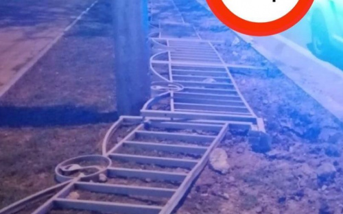 В центре Мариуполя легковушка снесла металлическое ограждение на театральном кольце