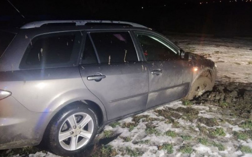 В Мариуполе спасатели доставали автомобиль из грязи